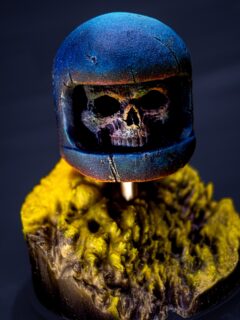 Lego Space Man Skull. Some times the simplest model gives you freedom to play with textures and colors. 90% of this @sciborminiatures was done with just bits of sponge. Mounted on another fine base from @jakobjanssenstudios 
.
.
#lego
#horror
#spaceman
#brokenhelmet 
miniaturepainting