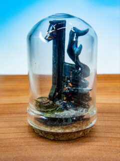 Glass Series Part 3: There You Are! Here I have finally moved to creating a real 1.2 inch diorama. The solider being so vigilant with the threat just behind. I took one shot without the glass so you can really see all the detail of the terrain. #miniaturepainting #diorama #warhammer40000 #warhammer40kpainting #art