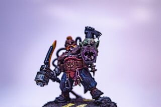Berehk Stornbröw showing off his latest #ork trophy #votann40k #miniaturepainting #warhammer40kpainting #warhammer40k
